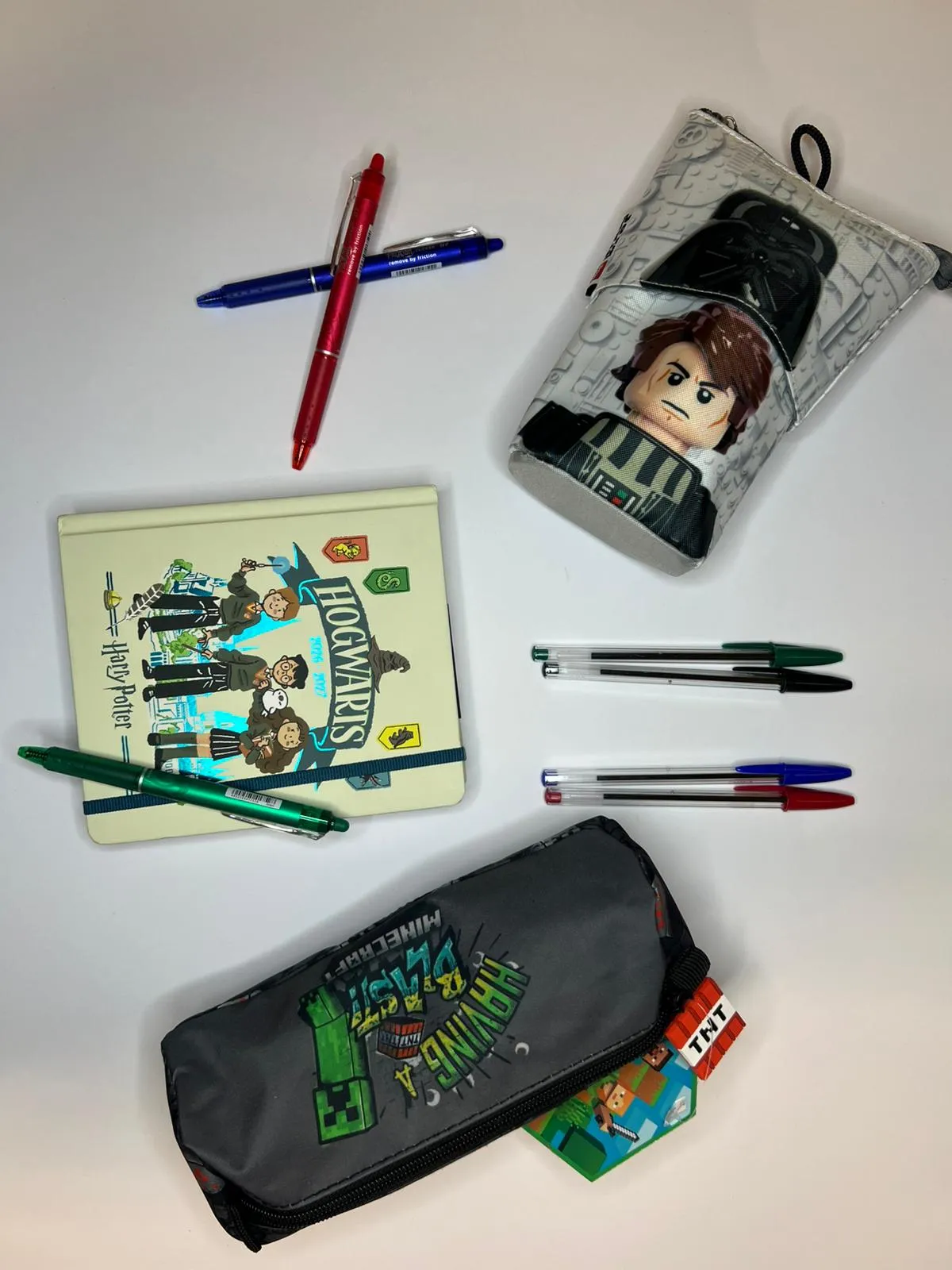 Estantería con material de papelería y escritura en la tienda de Sabiñánigo